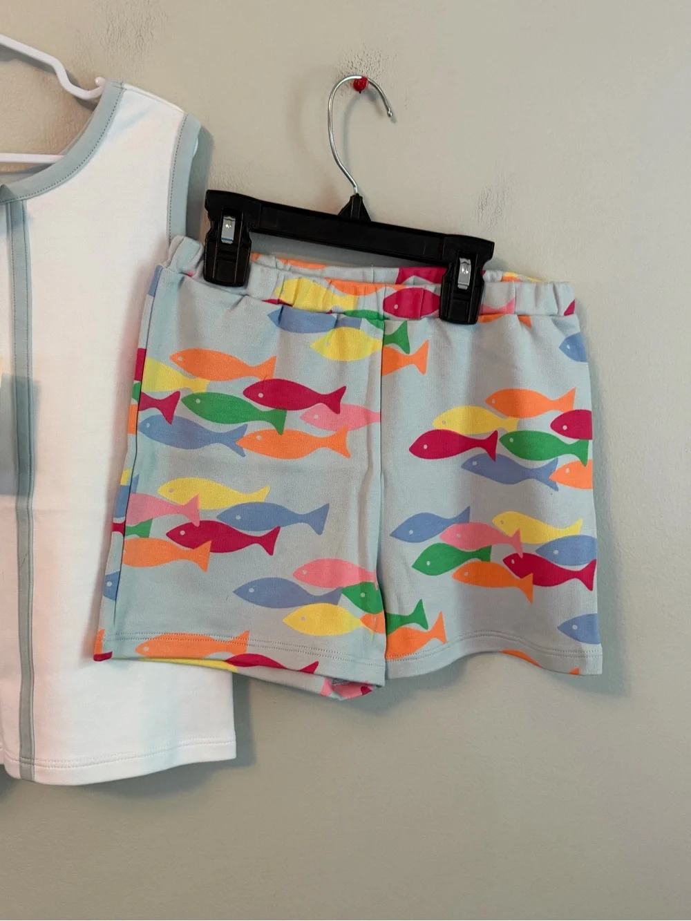 The Beaufort Bonnet Company White Fish Tank with Colorful Fish Shorts